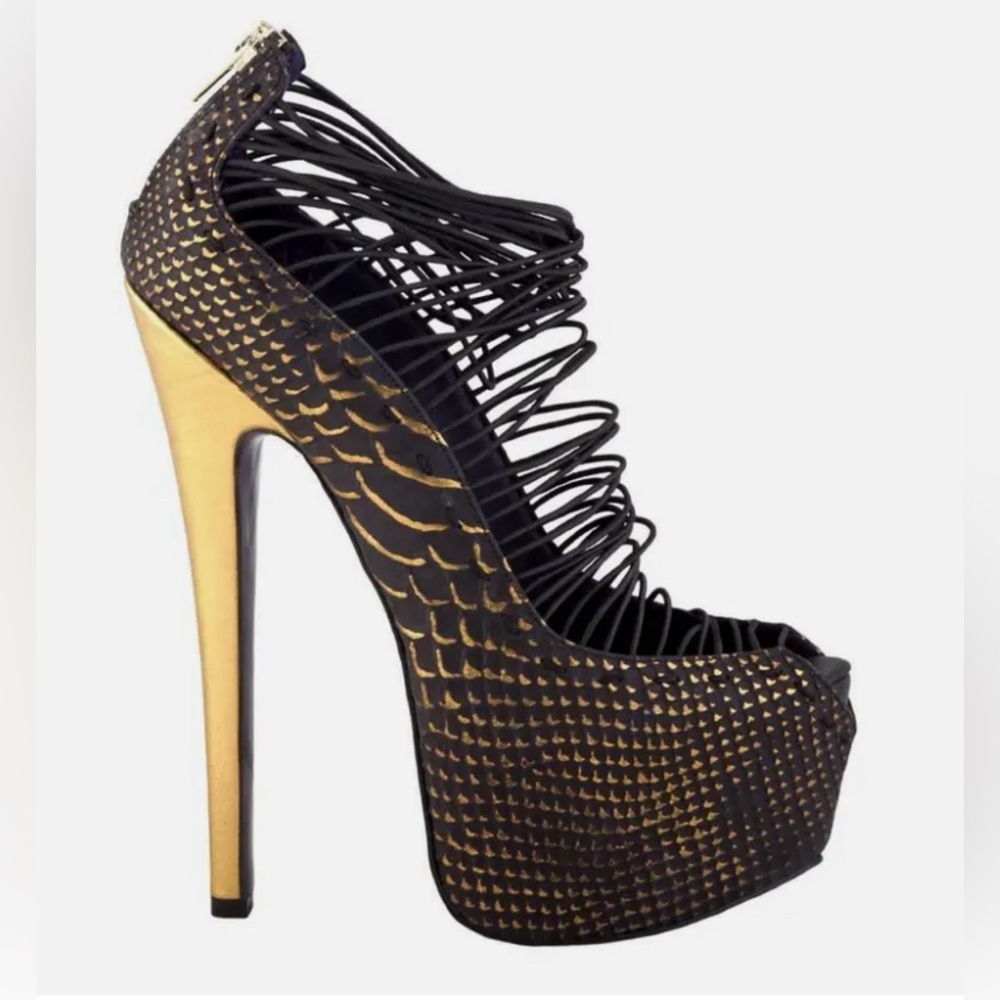 LONDON TRASH - Size 8 LT. CRUSH Gold and black leather platform heels